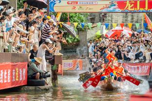 比尔-西蒙斯：合同年的霍勒迪牺牲球权 他不介意&只想赢球