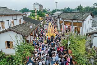 怎能不泪流满面？中场致敬环节结束后 韦德和热火全队拥抱致意